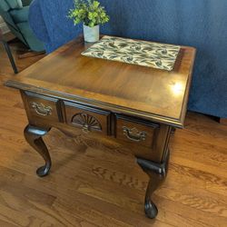 Beautiful Solid End Table With Curved Legs And Drawer 