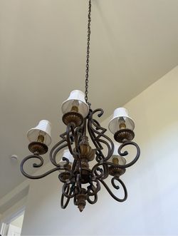 Elegant 5-Light Chandelier – Traditional / Classic Style