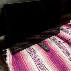 EMERSON TV WITH REMOTE