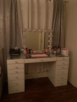 Vanity set with mirror