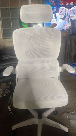 white gaming chair