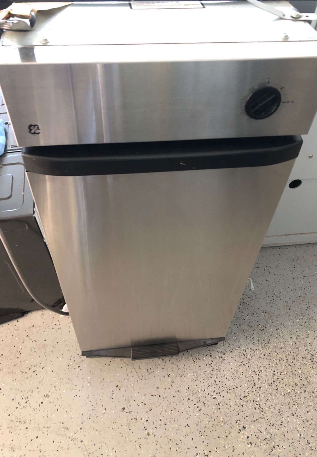 Trash compactor, refrigerator and microwave GE brand for Sale in Los Angeles, CA OfferUp