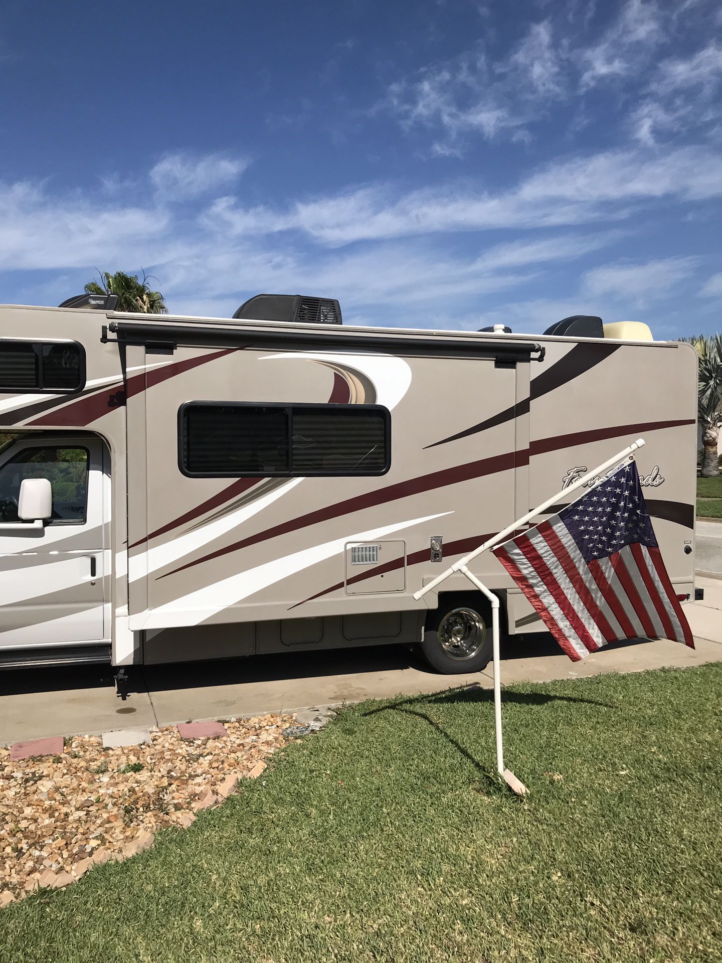 2015 Thor four winds motor coach. 24 ft. Like new condition. 45,300 or BEST OFFER