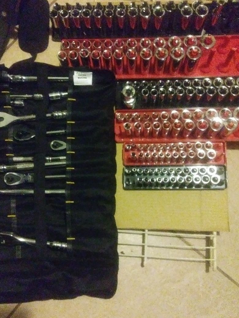 Husky Tool Set With Rack Holder