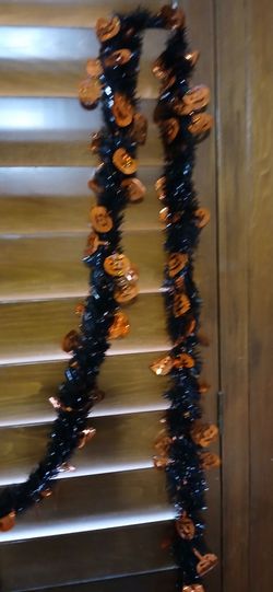 HALLOWEEN BLACK GARLAND WITH PUMPKINS