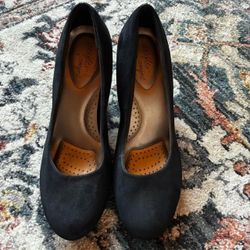Women's Black Courts size 6.5