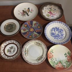 Vintage Set Of 8 Medium Plates