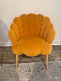Scallop Accent Chair – Mustard Velvet / Gold Yellow – Like New