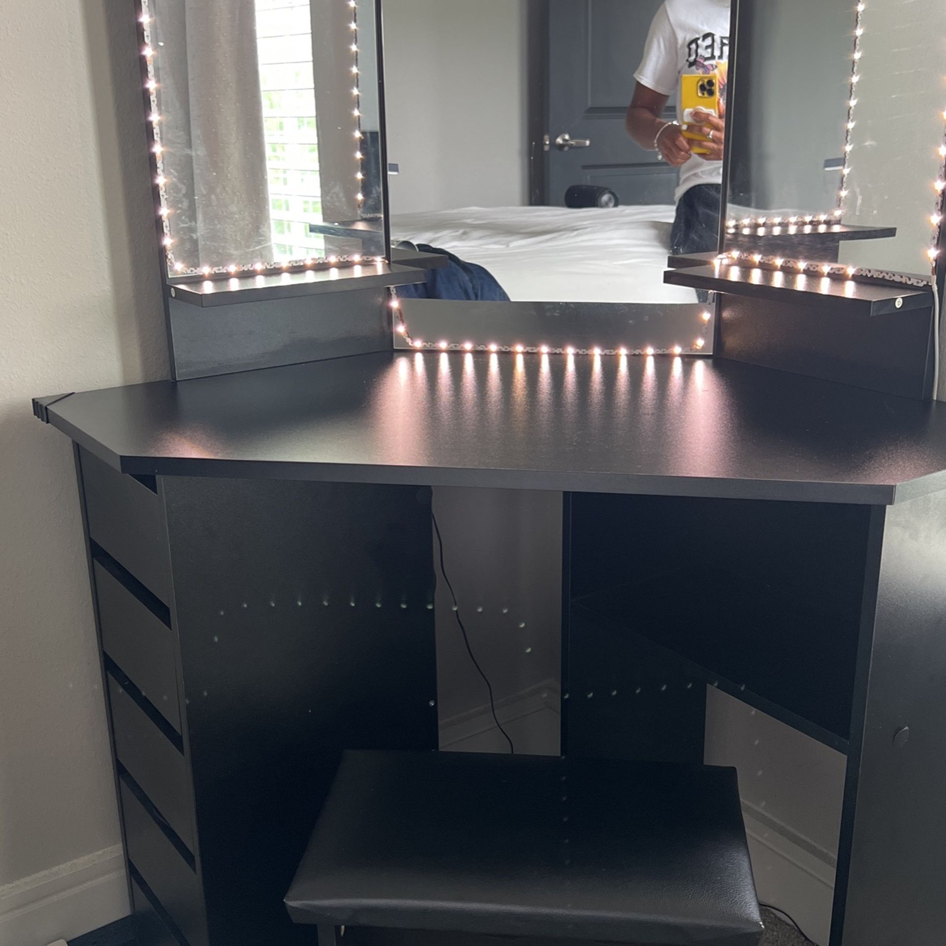 *Gently Used* Vanity <1yr Old