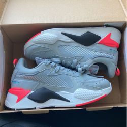 Woman’s Pumas Size 7 