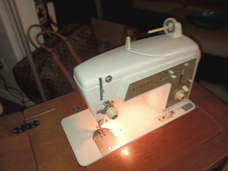 Working And Beautiful   Vintage 1961  SINGER Sewing Machine  Table  (WORKS PERFEC