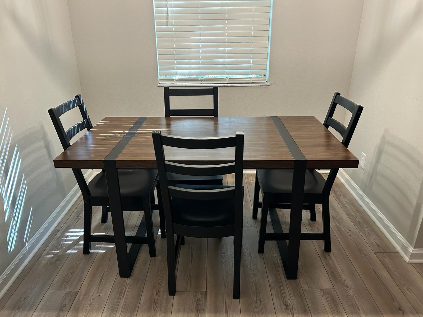 Rectangle Dinning Table With Chairs 