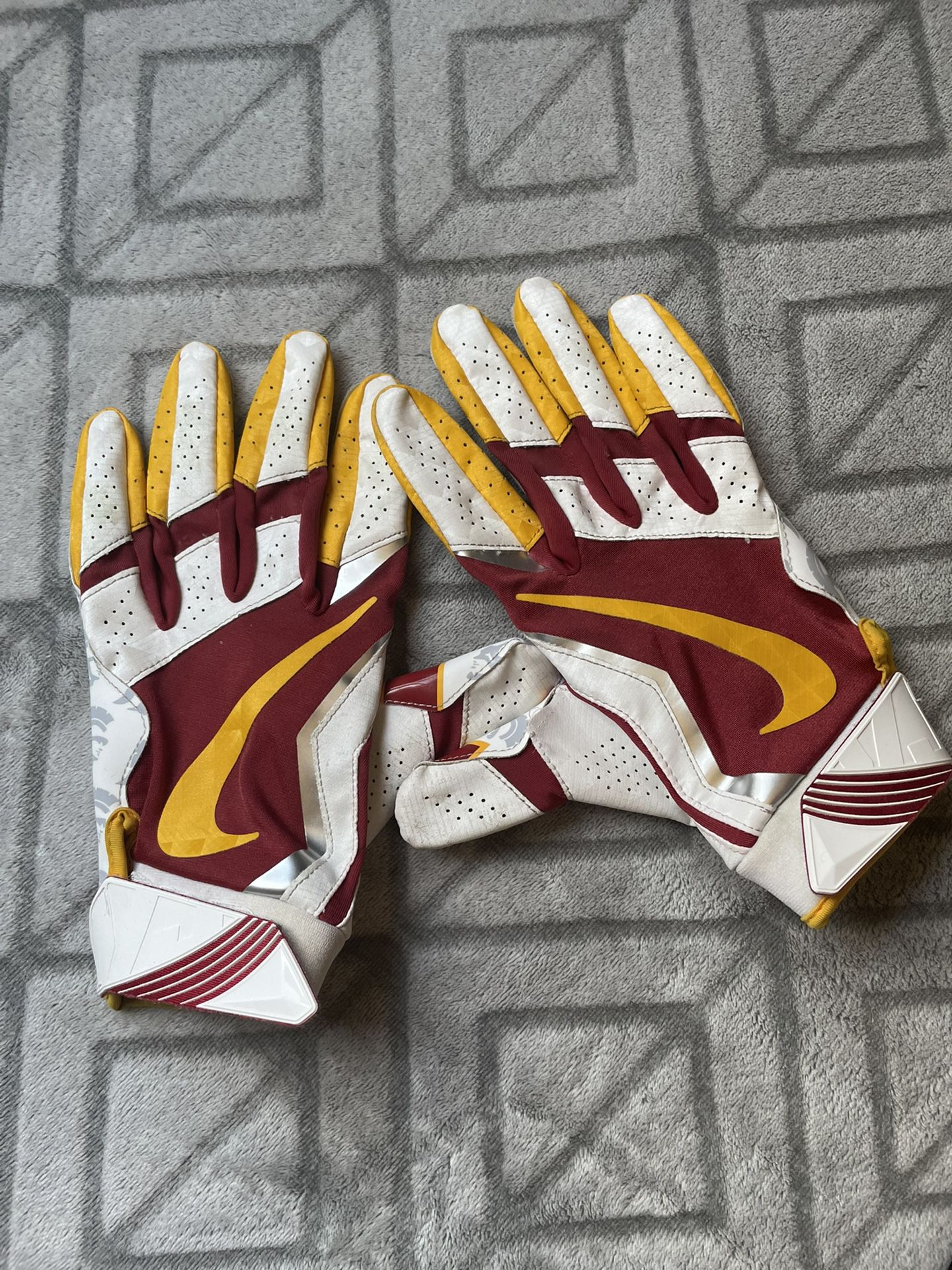 Supreme Football Gloves for Sale in Los Angeles, CA - OfferUp