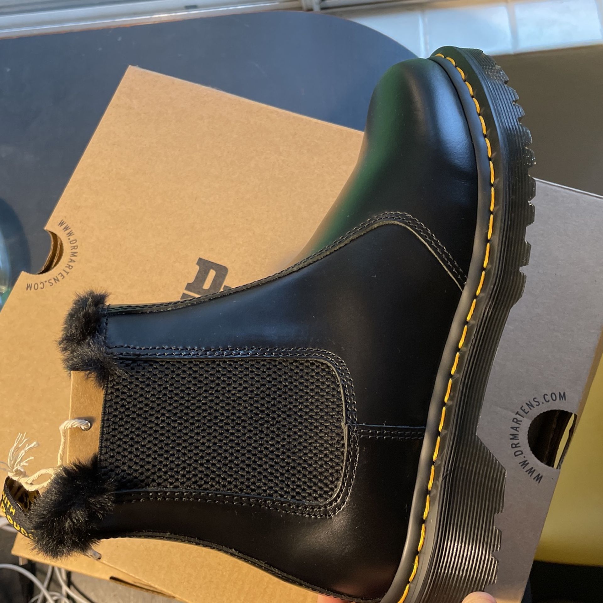 Dr. Martens Womens 9