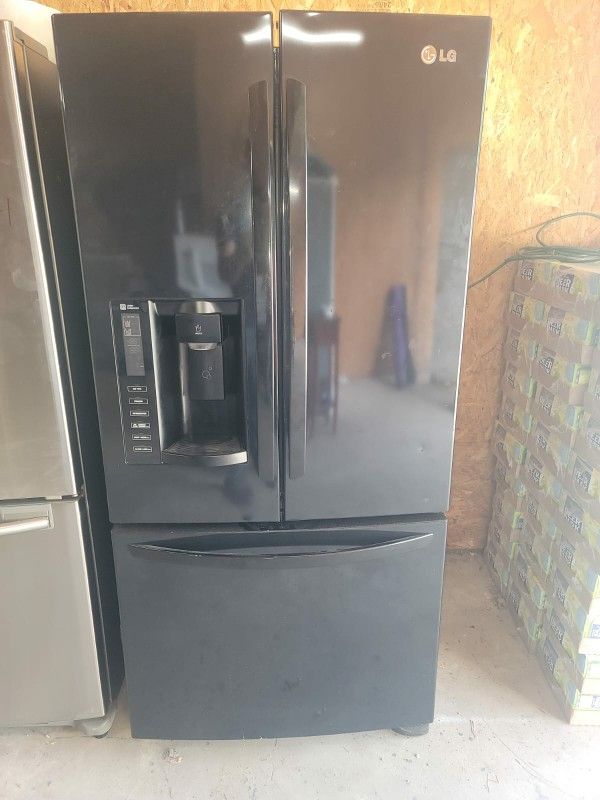 BLACK 3DR REFRIGERATOR