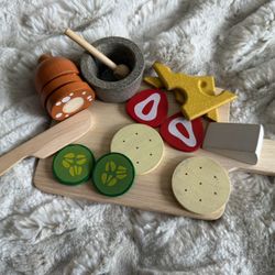 Plan toys play kitchen charcuterie set, excellent condition. Pet and smoke free home. Pick up Oviedo. 