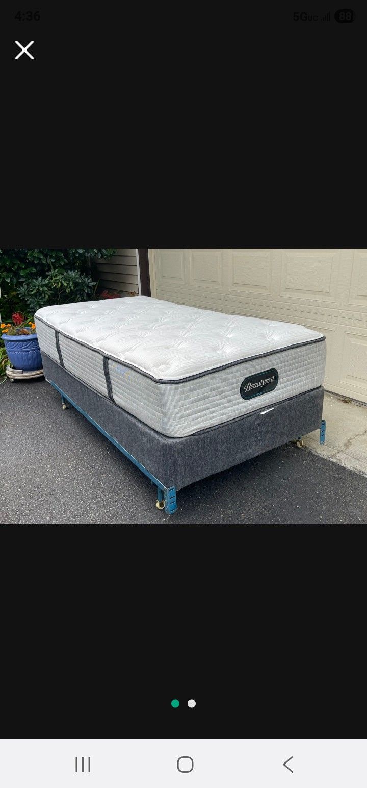 !!FREE LOCAL DELIVERY!! LIKE NEW SIMMONS TWIN BED $300