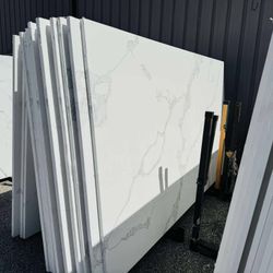 QUARTZ STONE SLABS SUPER JUMBO IN CALACATTA WAVE MIXED 📏Each slabs cover  75.7 sq.ft, Thickness 3 cm 🔥Price $1049 per Slab🔥 