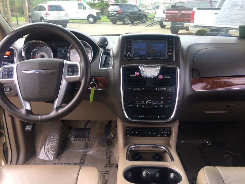 2011 chrysler town & country, fully loaded, DVD, leather, sunroof... $1300 down