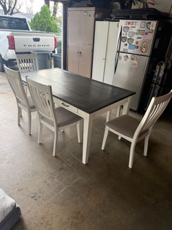 Bob’s furniture 6 piece Dining Room Set