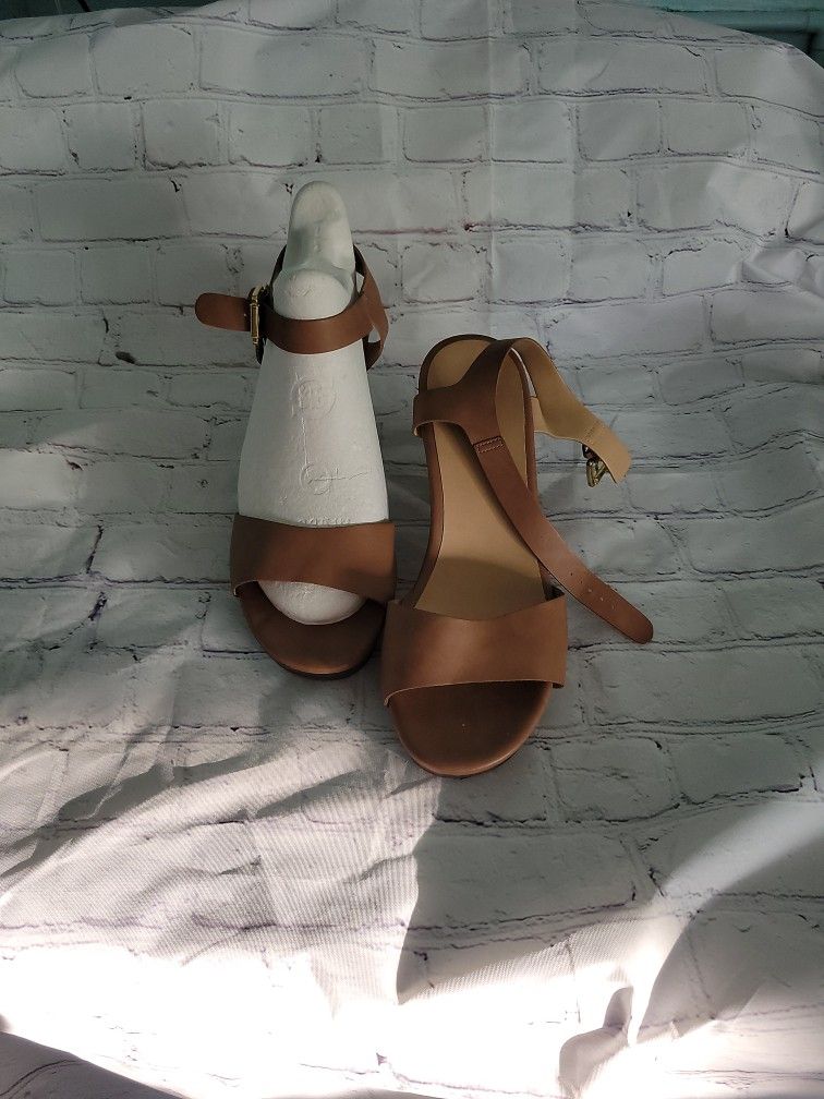 Tan Cute Chunky Heels Great For Spring Summer Look