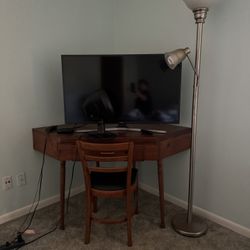Corner Desk With Chair With Phillips TV