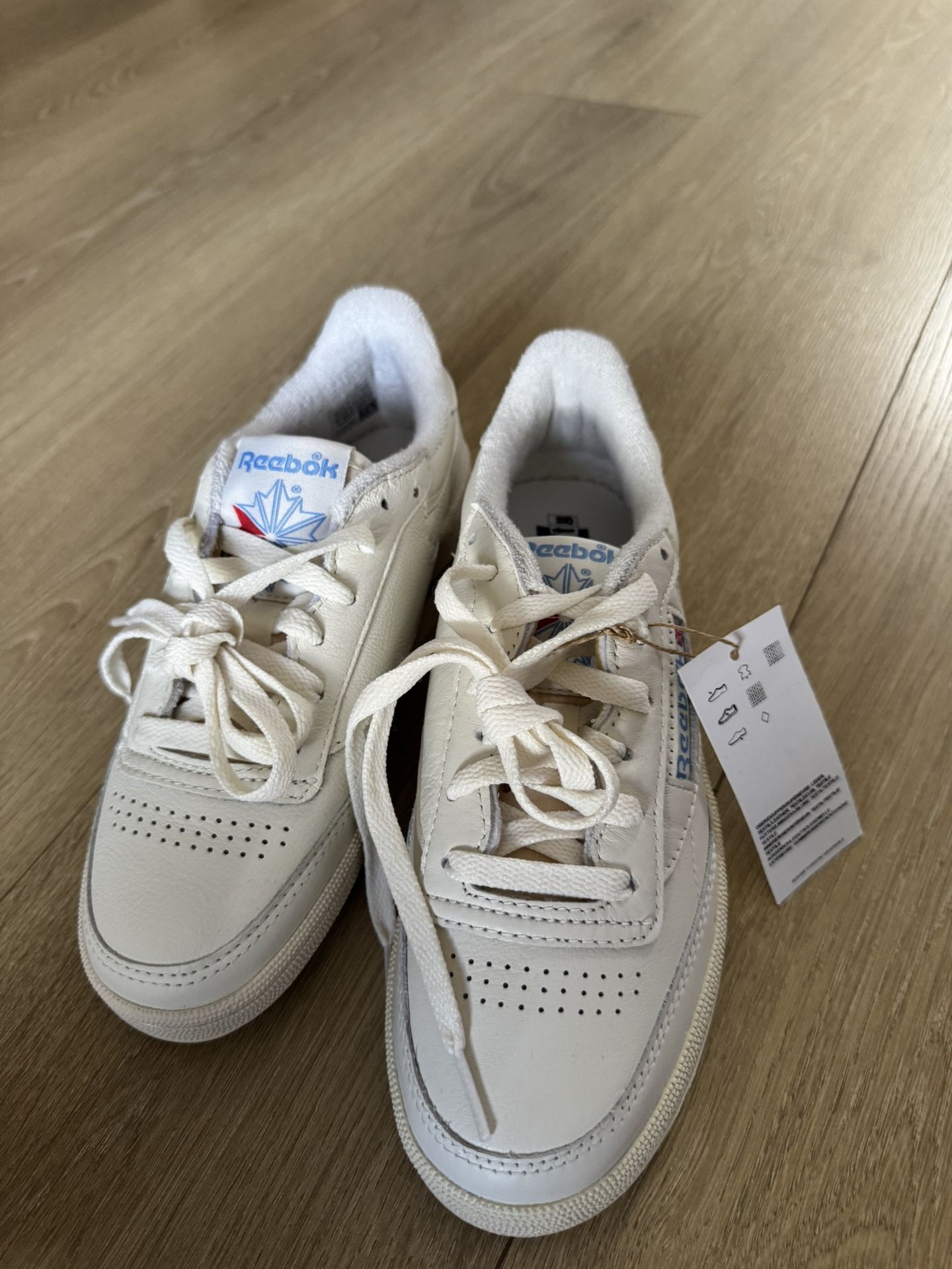 Woman Reebok sneakers, Size 7, Brand NEW.