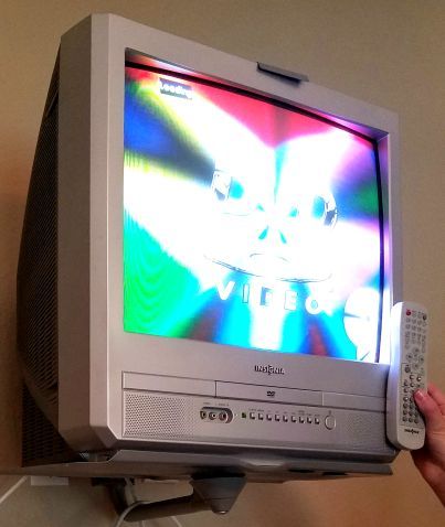 Insignia 20 inch TV television DVD Combo with Remote and Wall Mount