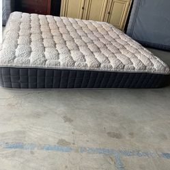 🌹KING SIZE BED MATRESS ONLY-CORSICANA BRAND🌹