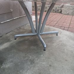 💥 Heavy-Duty Round Table – Metal Base – $50 💥