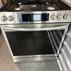 New Frigidaire Gallery 30 In 5 Burner Slide-in Gas Range