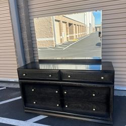 Dresser with mirror /tocador con espejo
