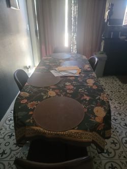 Dining table that extends