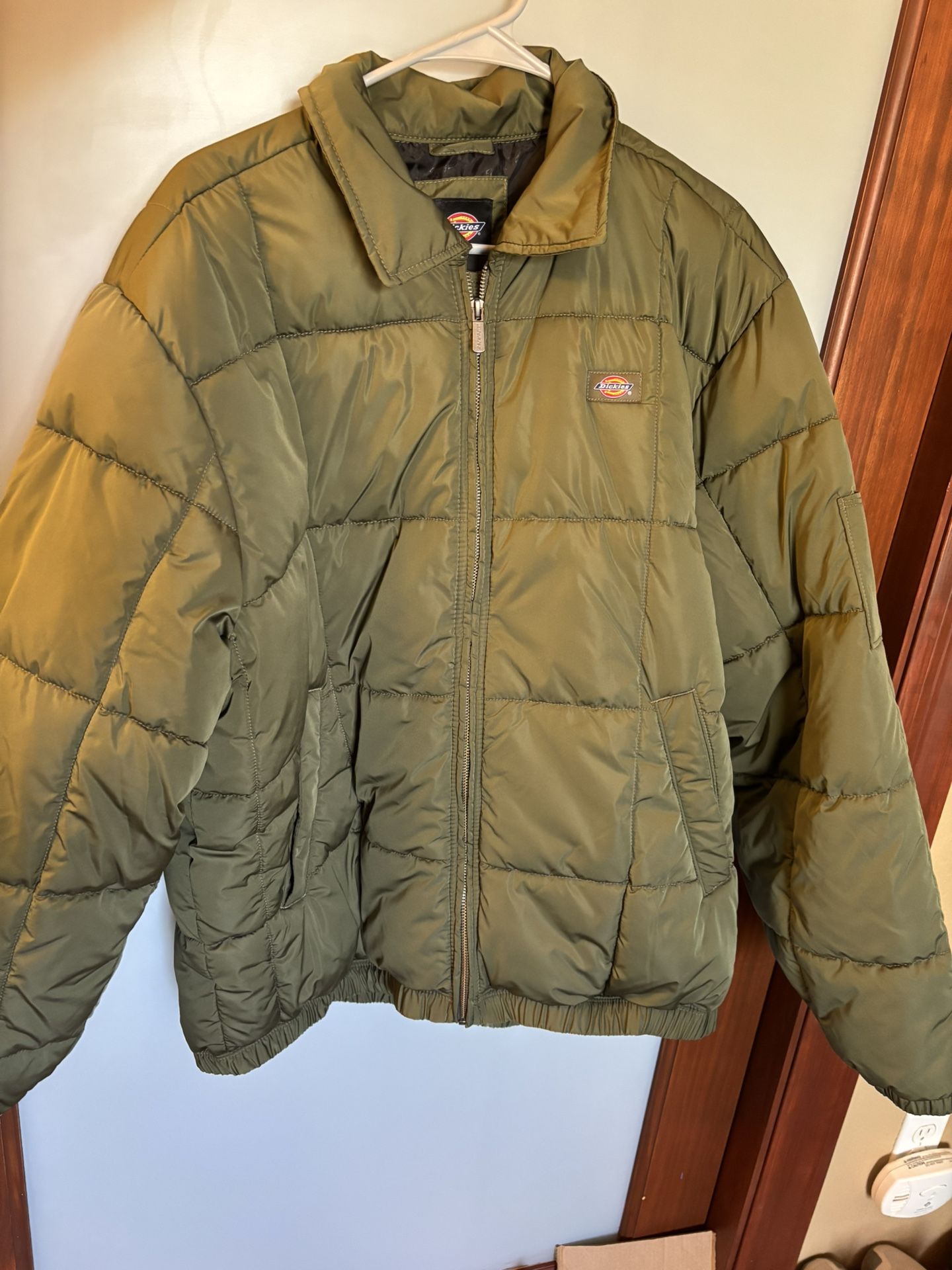 Dickies Olive Army Green, Puffer Bomber Jacket - BRAND NEW - Size Large