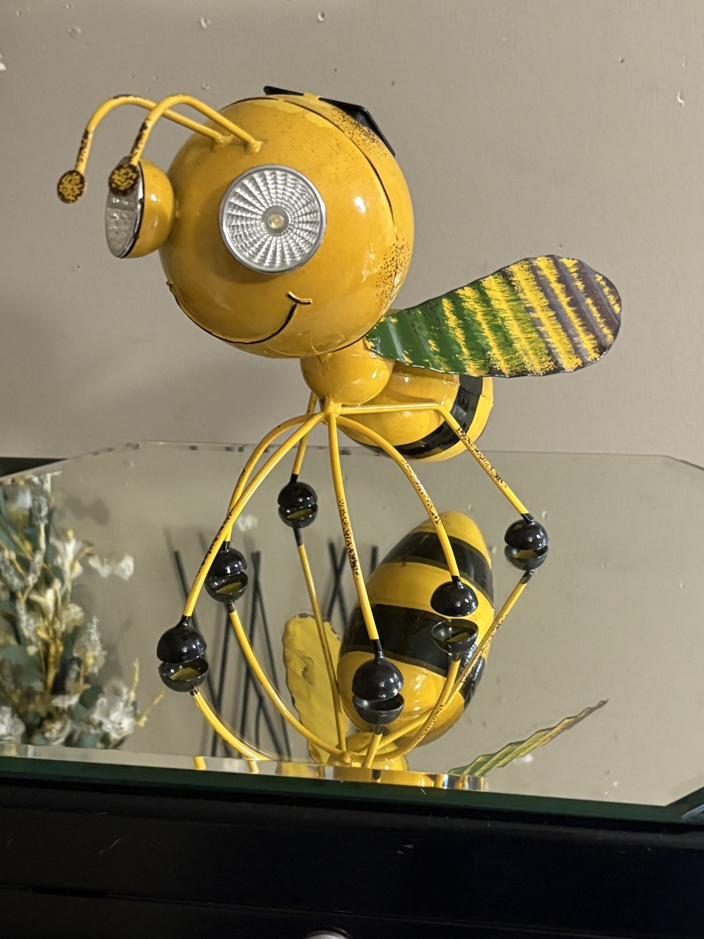 Adorable Garden Bee! (solar not working)