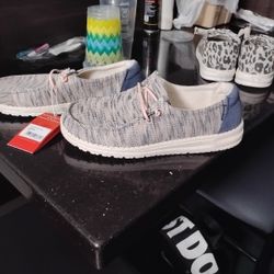 Women's Size 8 Hey Dudes 