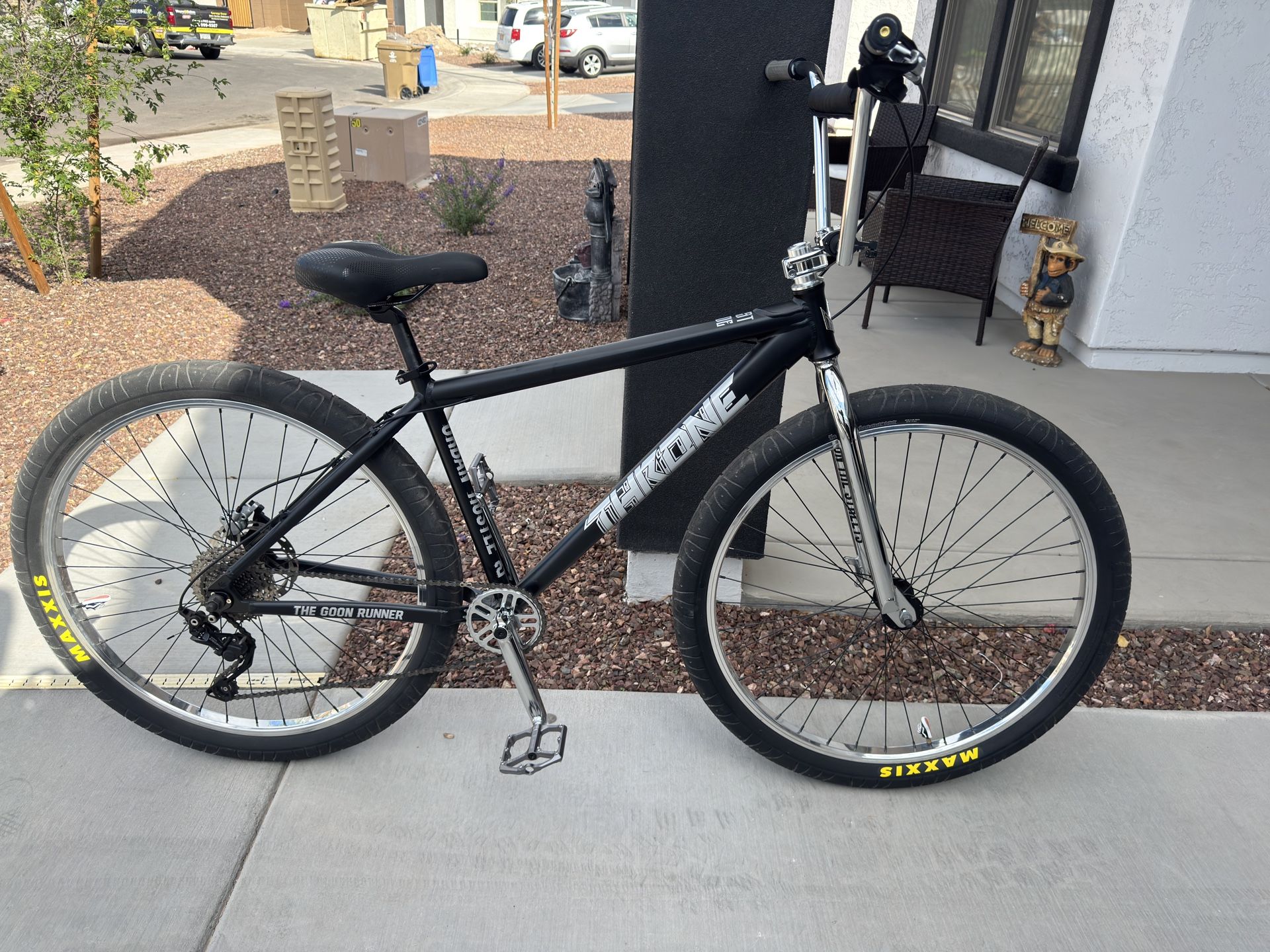 29” Throne Goon Runner