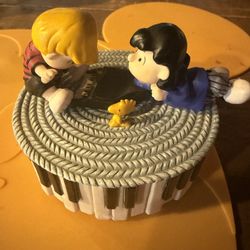 Musical Peanut And Lucy Figure