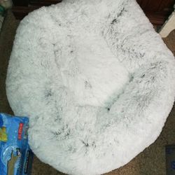 Dog Bed White With Fur And The Size Is Extra Large