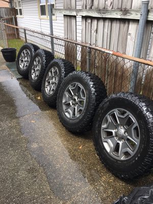Photo 17” Jeep Rubicon 5 rims and tires