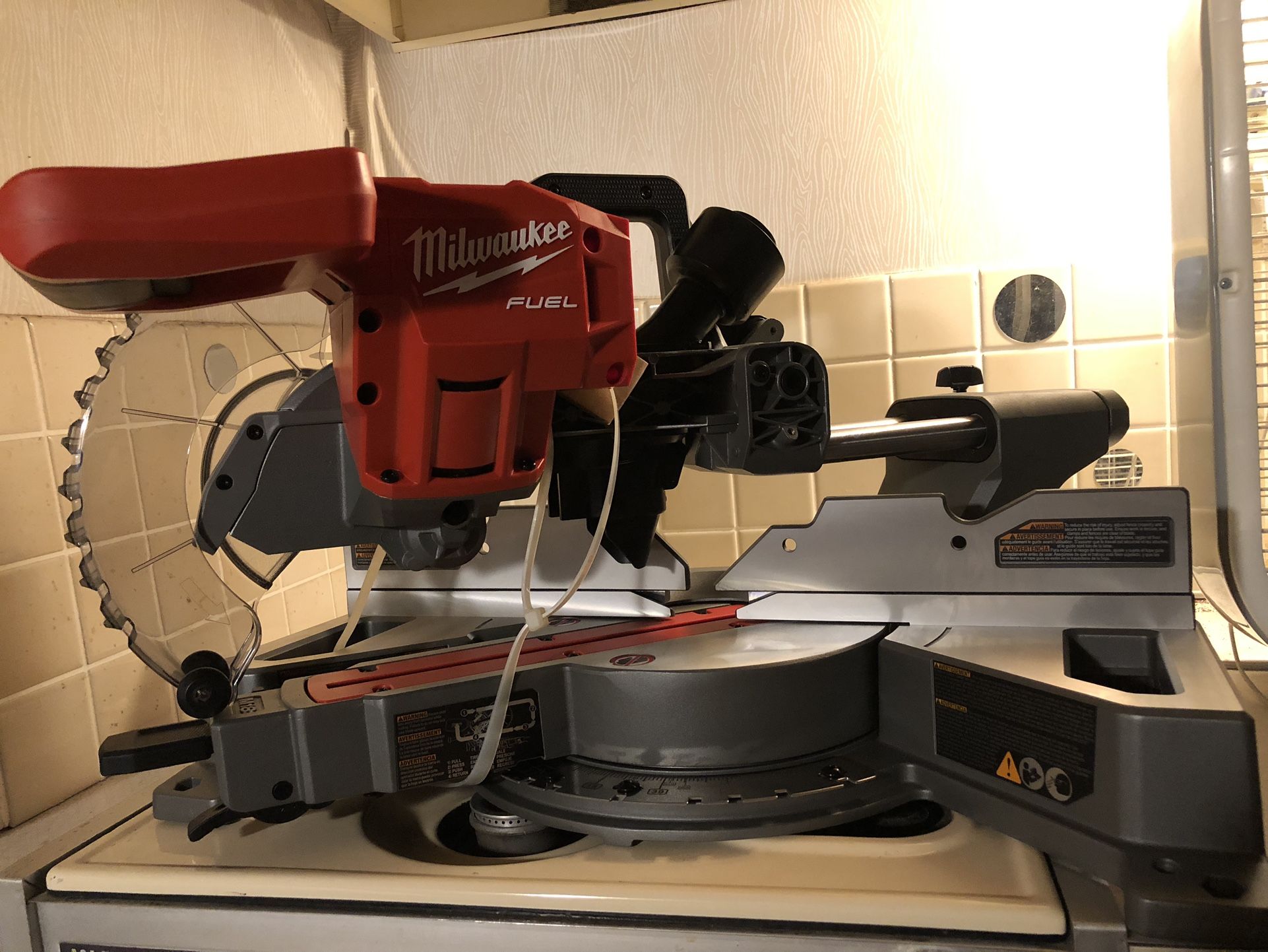Miter saw Milwaukee