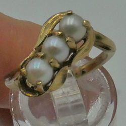10kt yellow gold fashion ring with pearls size 6 pre owned .3 pearls X 4.5 mm. Total weight 2.8 gr . 845765-1.
