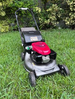 USED LIKE NEW PERFECTLY WORKING CONDITION HONDA GVC-160. LAWNMOWER WITH GRASS BAG, REAR WHEELS DRIVE, ADJUSTABLE SPEED DRIVE,  SHARP DOUBLE BLADES, NE
