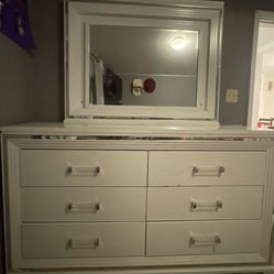 Dresser With Mirror 