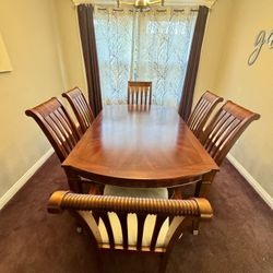 Expandable re84” Dining Table & 6 Matching Chairs – Excellent Condition