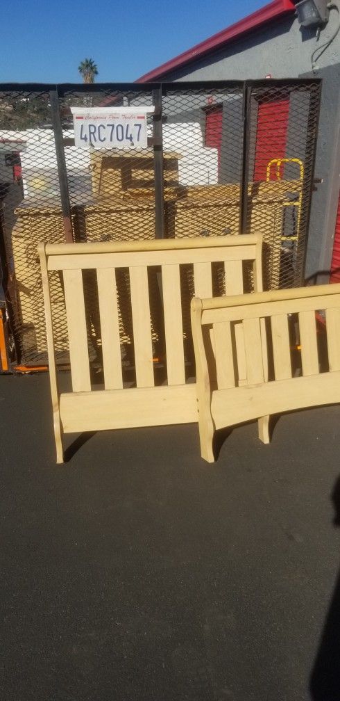 NICE WOOD TWIN BED W/MATTRESS