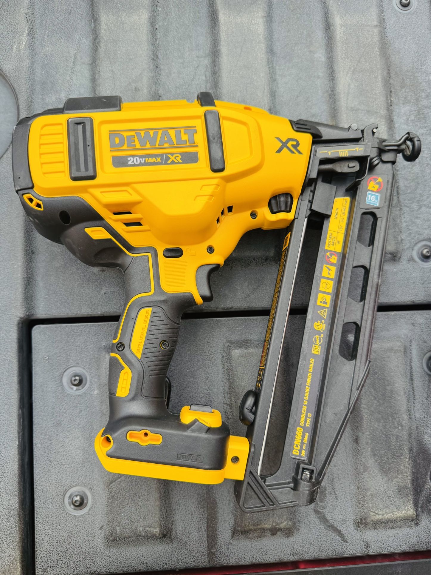DEWALT 20V MAX XR Lithium-Ion Electric Cordless 16-Gauge Angled Finishing Nailer (Tool Only) 
