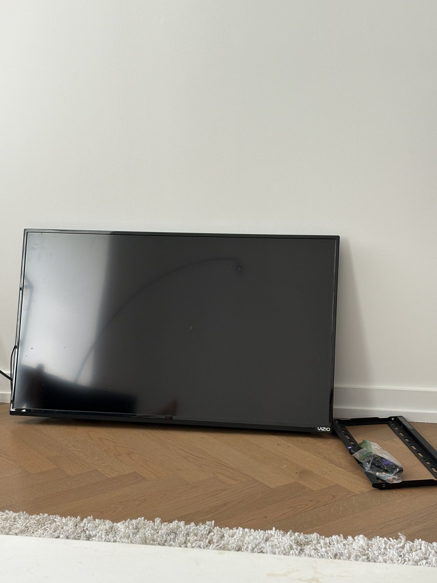 40in Vizio Smart TV + Flat Mount