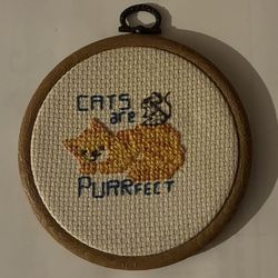 embroidery with wood frame cat & mouse