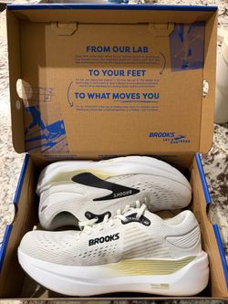 Running shoes. Brooks ghost max 3
